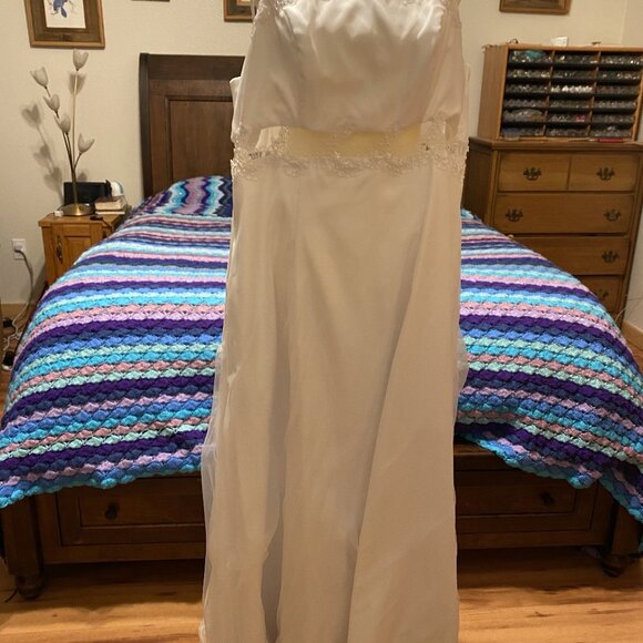 #25) Wedding Gown: Pearl Keep - Picture 4 of 10